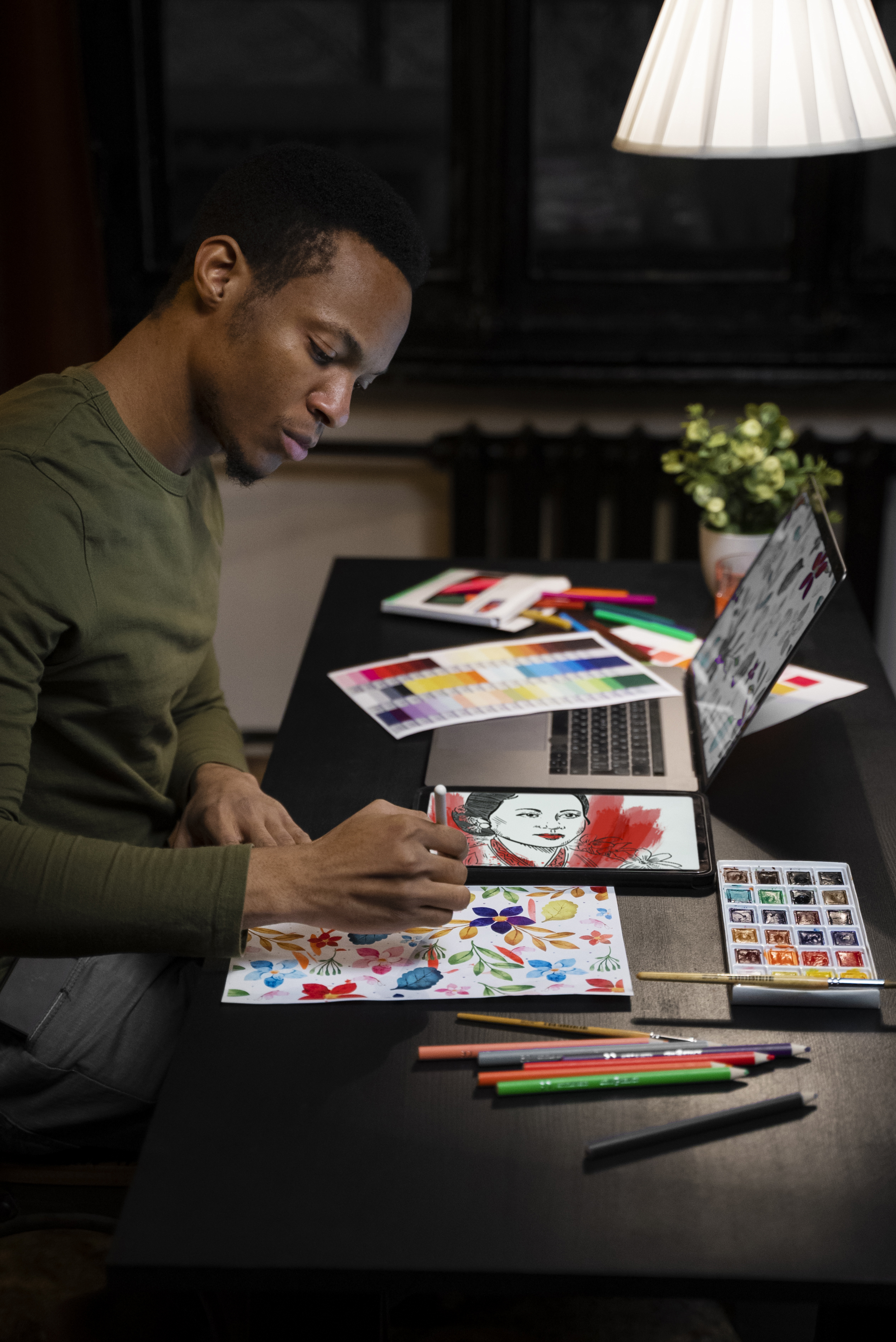 side-view-man-drawing-tablet.jpg (4.41 MB)